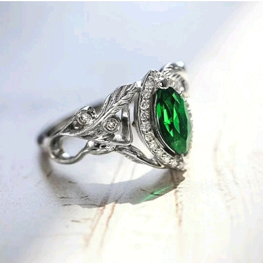 New Gorgeous Emerald Wedding Ring - Picture 4 of 7
